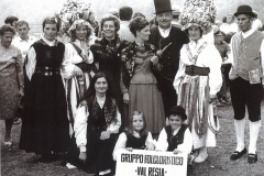 Esibizione in Jugoslavia (Archivio Gruppo Folkloristico Val Resia)