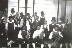 Gruppo Folkloristico a Tarcento 1930 (Archivio Vittorio Di Lenardo)