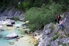 Passaggio sentiero fianco torrente