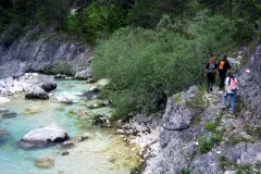 Passaggio sentiero fianco torrente