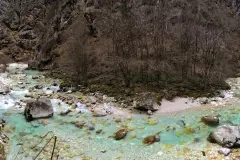 Passaggio sentiero fianco torrente