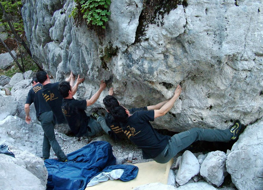 BOULDERING